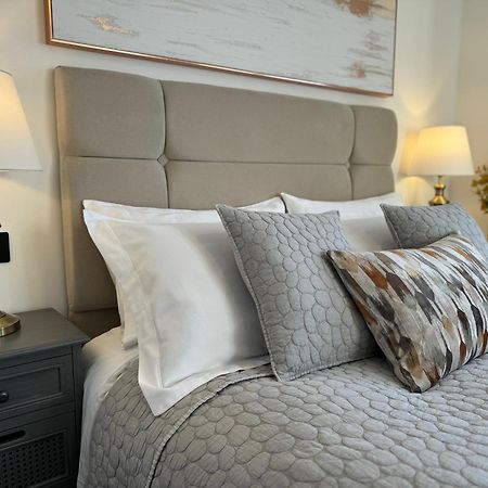 Elegant One Bedroom Apartment สวินดอน ภายนอก รูปภาพ