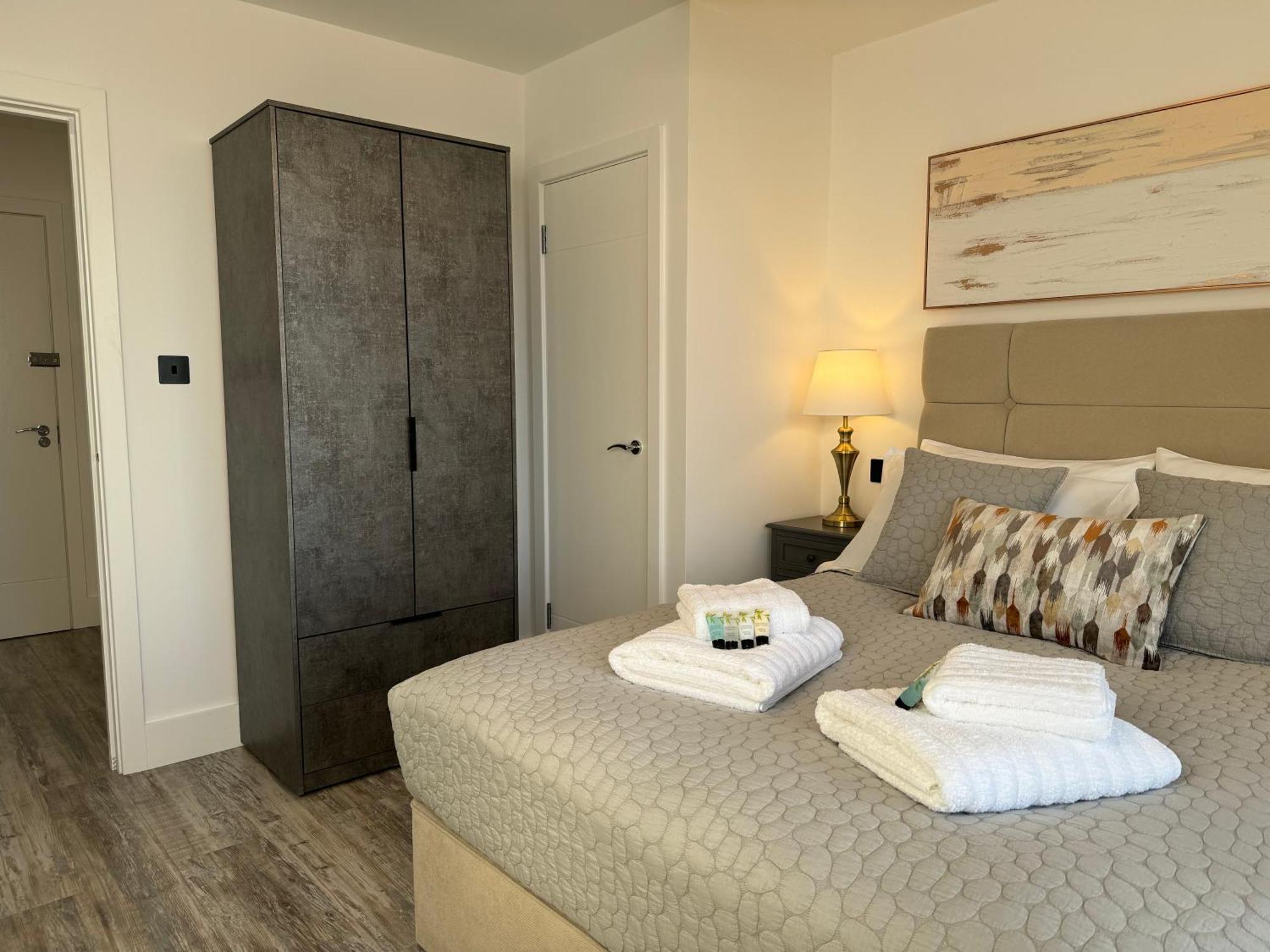 Elegant One Bedroom Apartment สวินดอน ภายนอก รูปภาพ