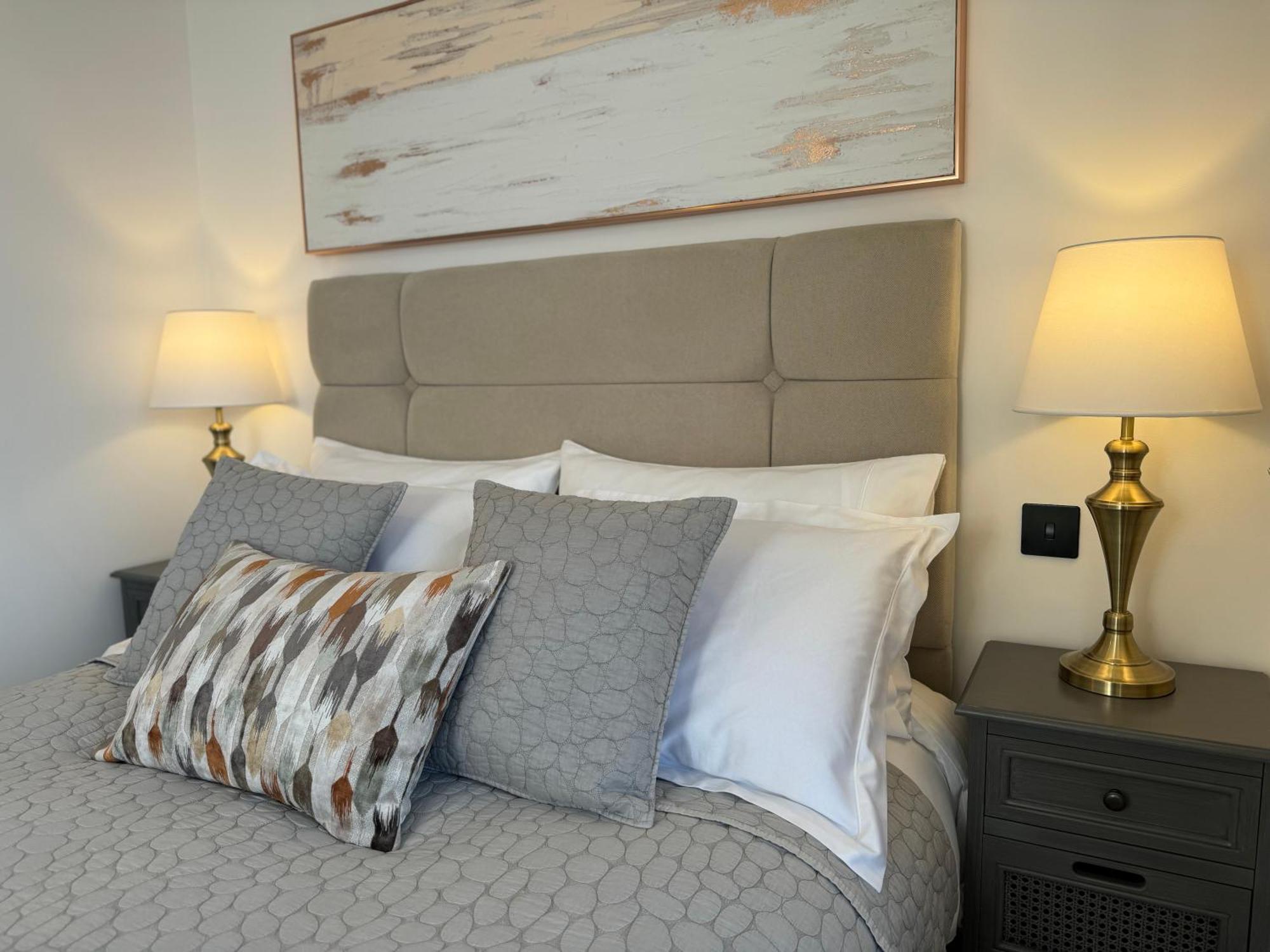Elegant One Bedroom Apartment สวินดอน ภายนอก รูปภาพ