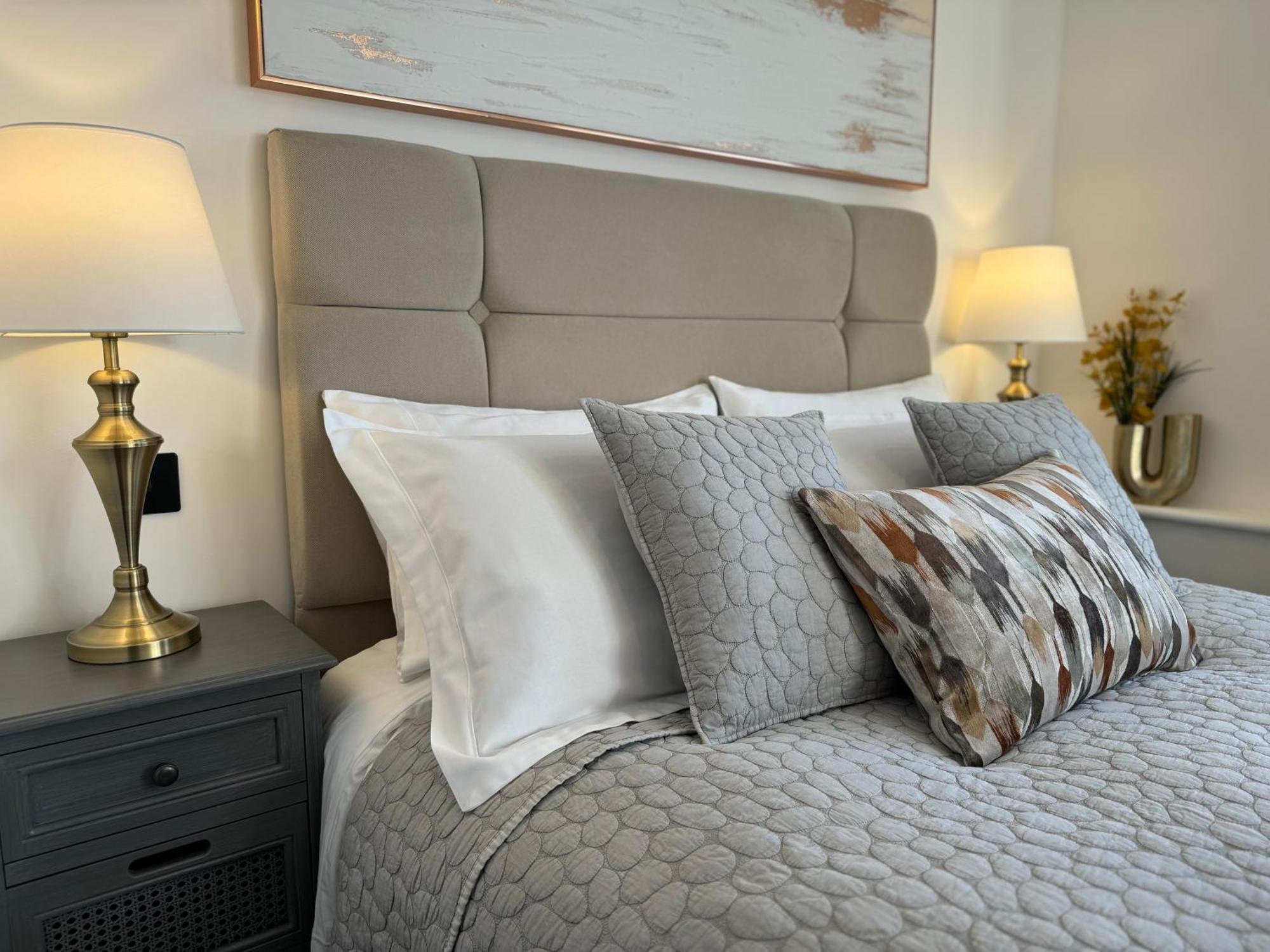 Elegant One Bedroom Apartment สวินดอน ภายนอก รูปภาพ