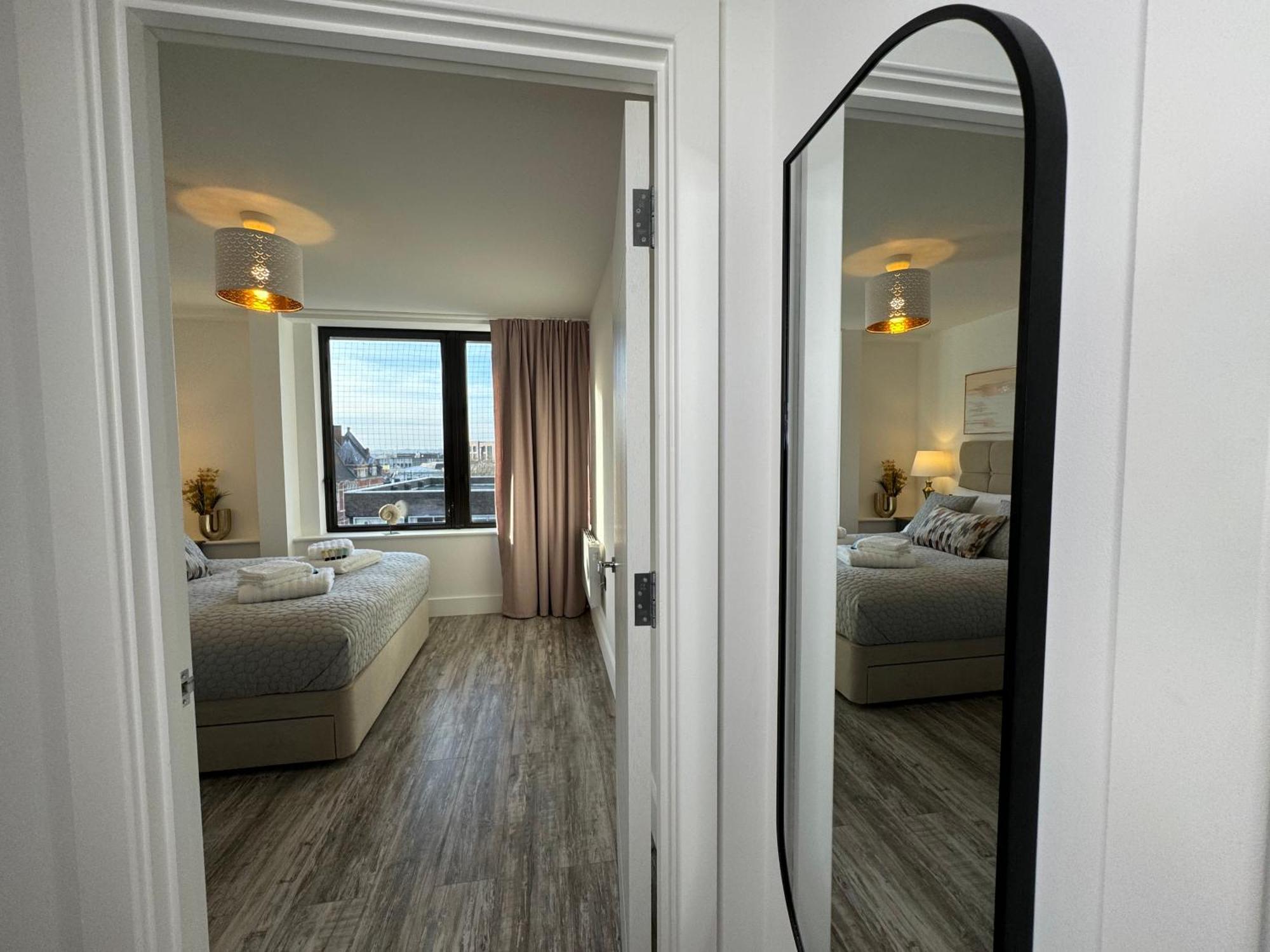 Elegant One Bedroom Apartment สวินดอน ภายนอก รูปภาพ