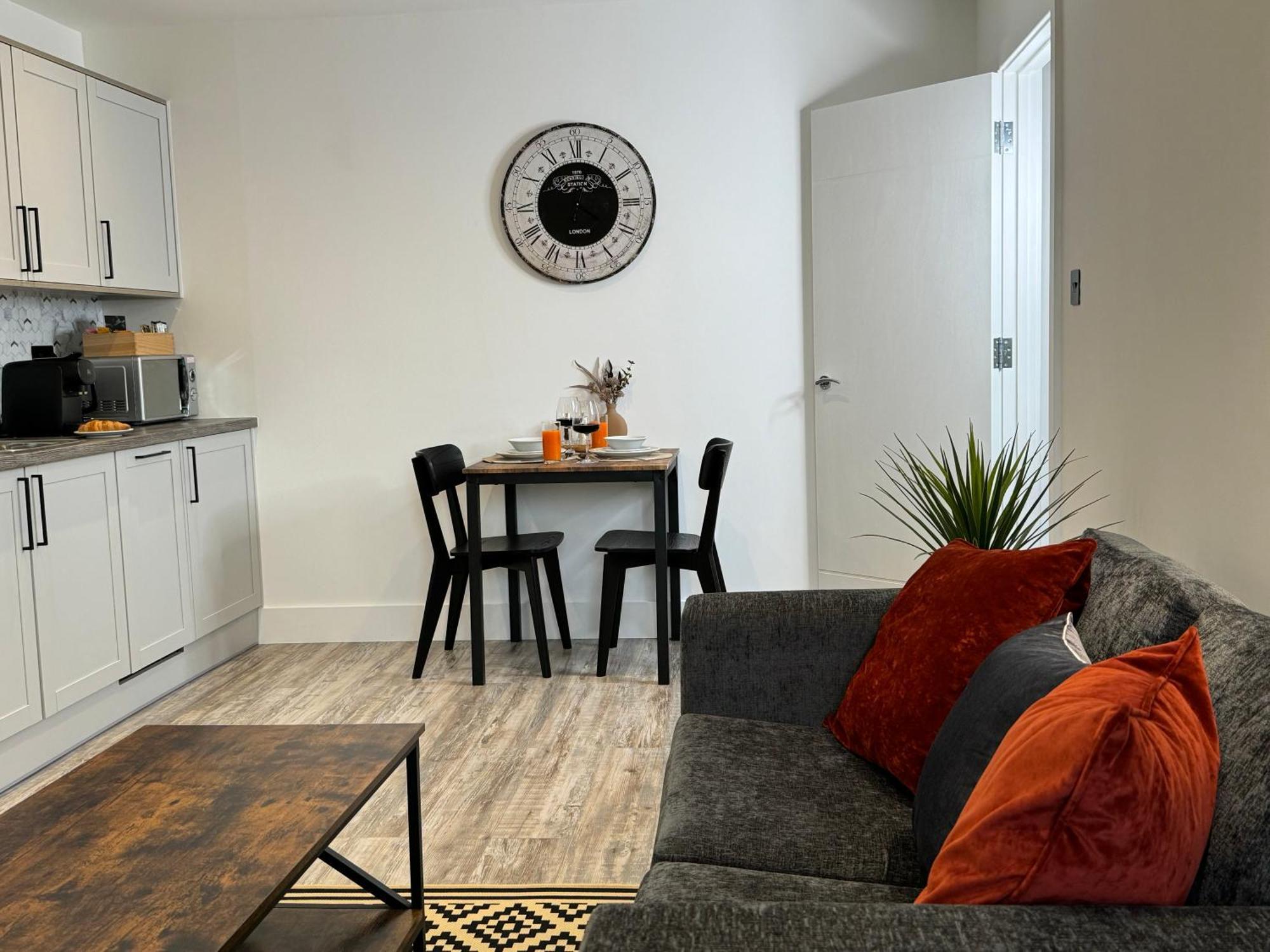 Elegant One Bedroom Apartment สวินดอน ภายนอก รูปภาพ