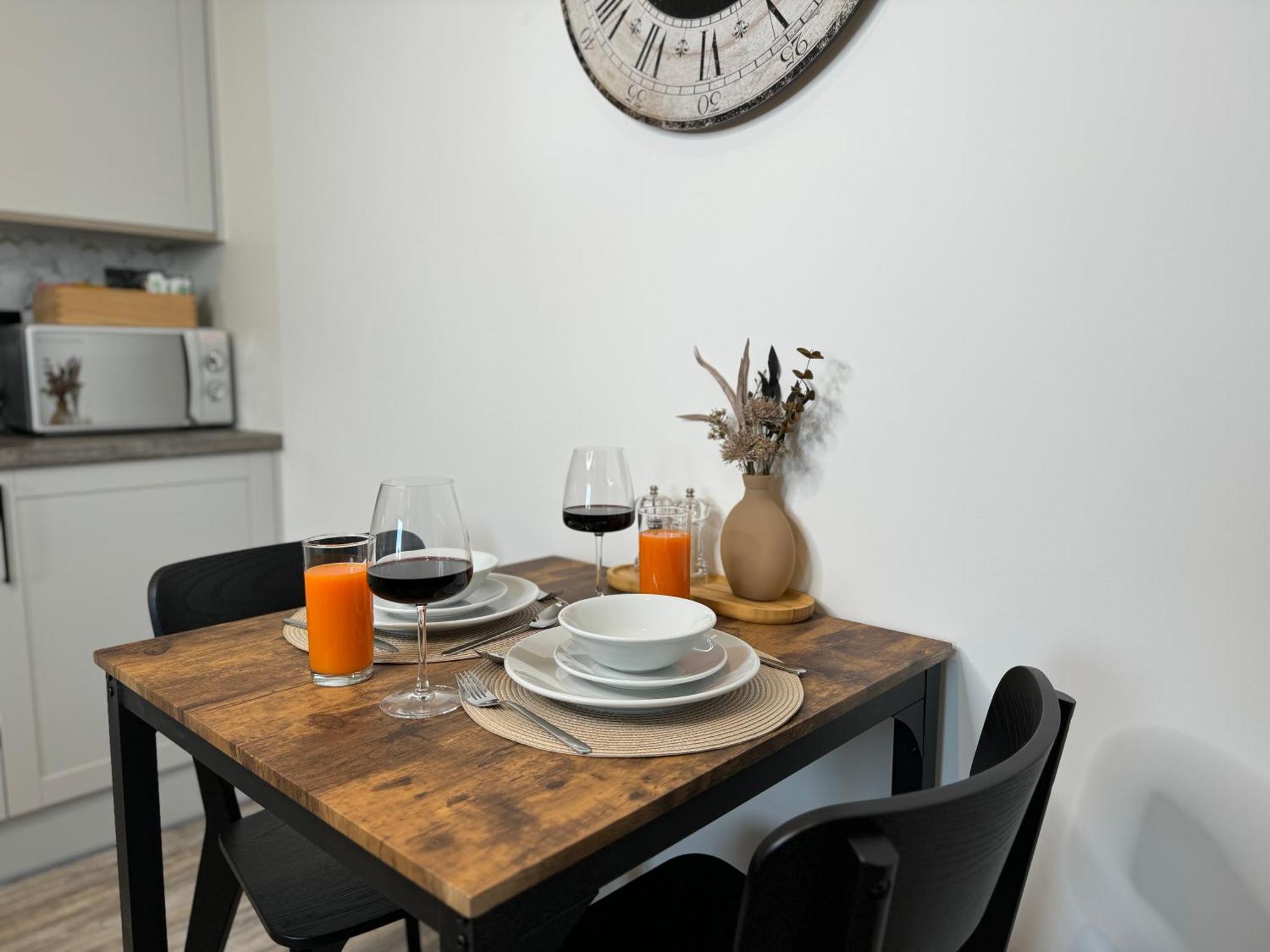 Elegant One Bedroom Apartment สวินดอน ภายนอก รูปภาพ