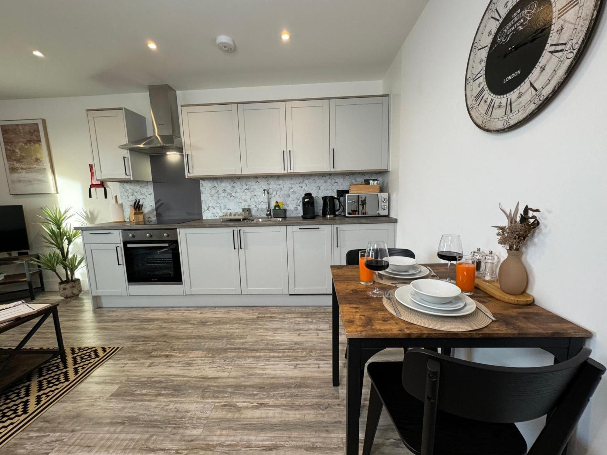 Elegant One Bedroom Apartment สวินดอน ภายนอก รูปภาพ